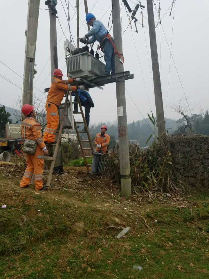 守護(hù)燈火，電力人在行動(dòng)——松桃供電局一線員工春節(jié)保電側(cè)記