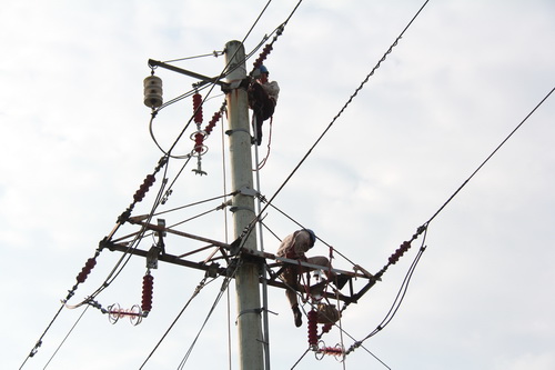 國(guó)網(wǎng)霞浦供電公司加裝線路避雷器，保障兩節(jié)期間電網(wǎng)可靠性