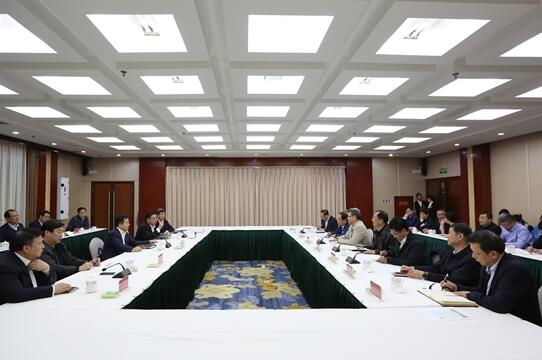 錢智民與保定市委書記黨曉龍、市長郭建英進(jìn)行座談交流