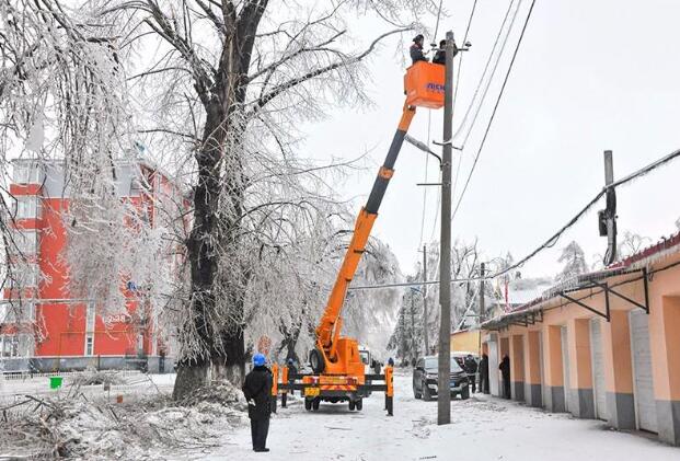 受強雨雪大風(fēng)冰凍天氣影響，吉林延邊全力搶修供電線路