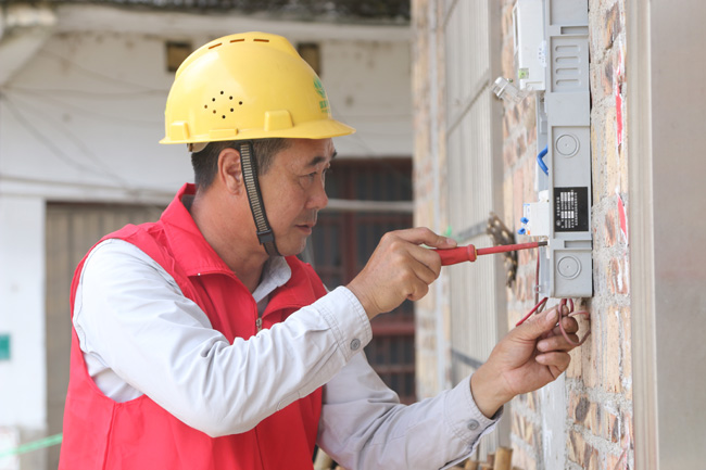 湖南寧遠供電公司天堂供電所黨員志愿服務(wù)隊一線辦實事解民憂