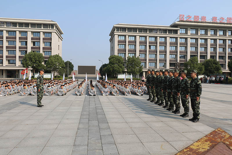 500名師生走進(jìn)中國(guó)安能二局常州分公司開(kāi)展“軍事體驗(yàn)日”活動(dòng)