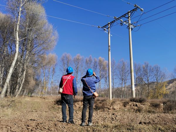 國網化隆縣供電公司巡線戰(zhàn)“疫”守萬家燈火