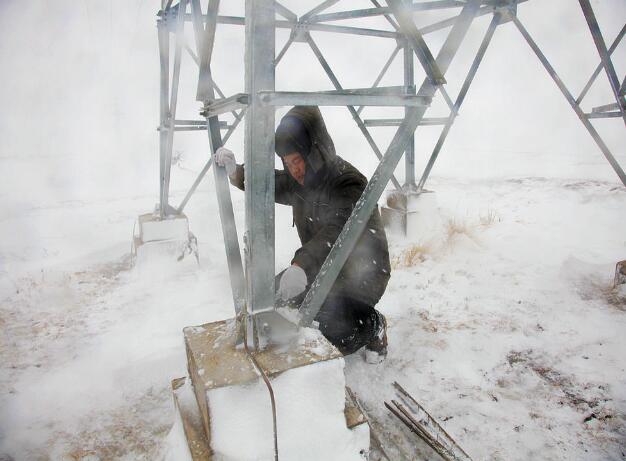 國網(wǎng)蒙東電力暴雪來襲 快速響應(yīng)保供電