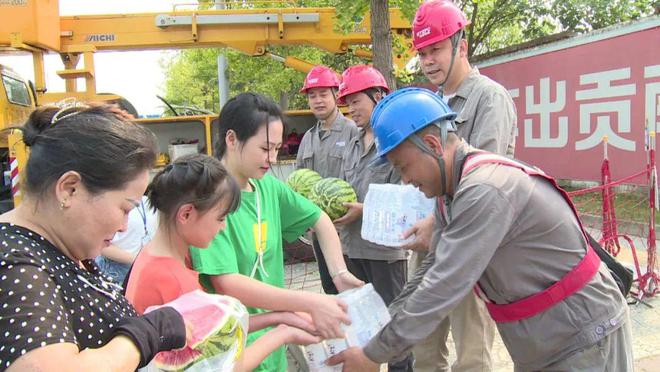 四川什邡：電力工人高溫保電忙，社區(qū)群眾熱情慰問(wèn)表感謝