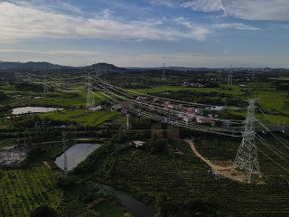 這項工程投產(chǎn)送電，將提高湖北省西電東送通道送電能力