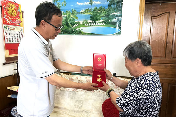 國能開遠(yuǎn)公司開展“光榮在黨50年”紀(jì)念章頒發(fā)暨 “七一”走訪慰問活動(dòng)