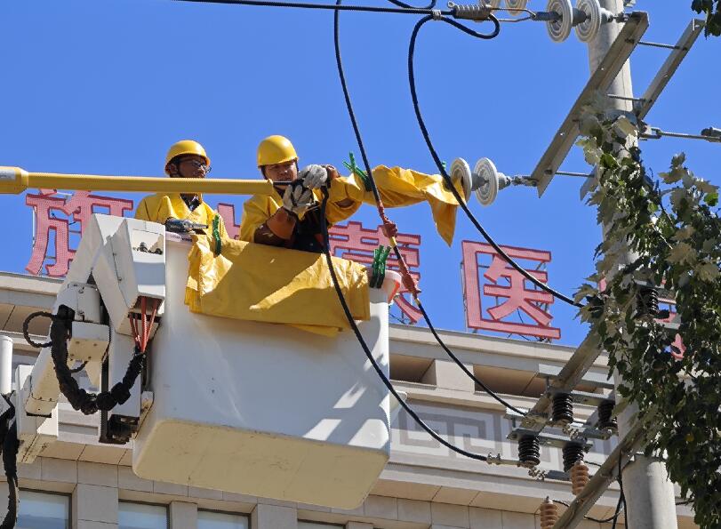 阿拉善供電公司迎夏峰帶電消缺，保醫(yī)電“汗”衛(wèi)民生