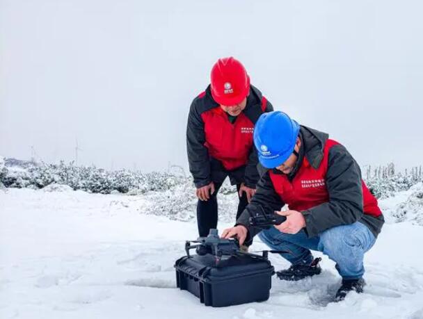 國網(wǎng)偃師供電公司雪后特巡保供電 護航城市“生命線”