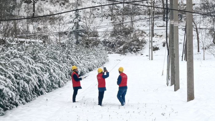 國網(wǎng)洛南縣供電公司冰雪巡線守護萬家燈火