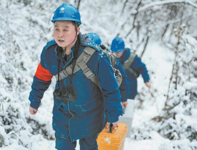 【國網(wǎng)楷?！恐芗t亮：巡行秦嶺深處 守護(hù)線路安全