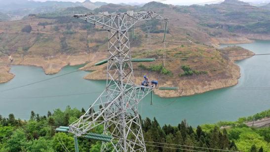 貴州興義供電局高空之上，用責(zé)任守護(hù)安全送去光明