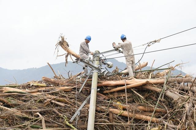 國網龍巖供電公司在防汛搶險保電一線筑牢“紅色堡壘”