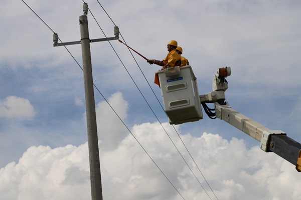 國網扎魯特旗供電公司帶電作業(yè)“零感知” 保障供電顯擔當