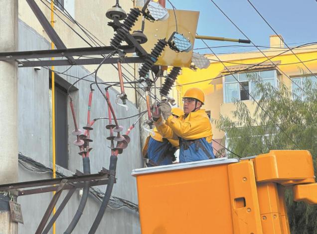 牡丹江供電公司帶電更換熔斷器 緊急恢復排水泵站供電